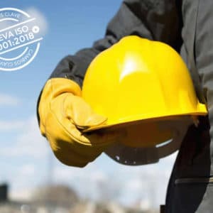 Persona sujetando un casco de construcción